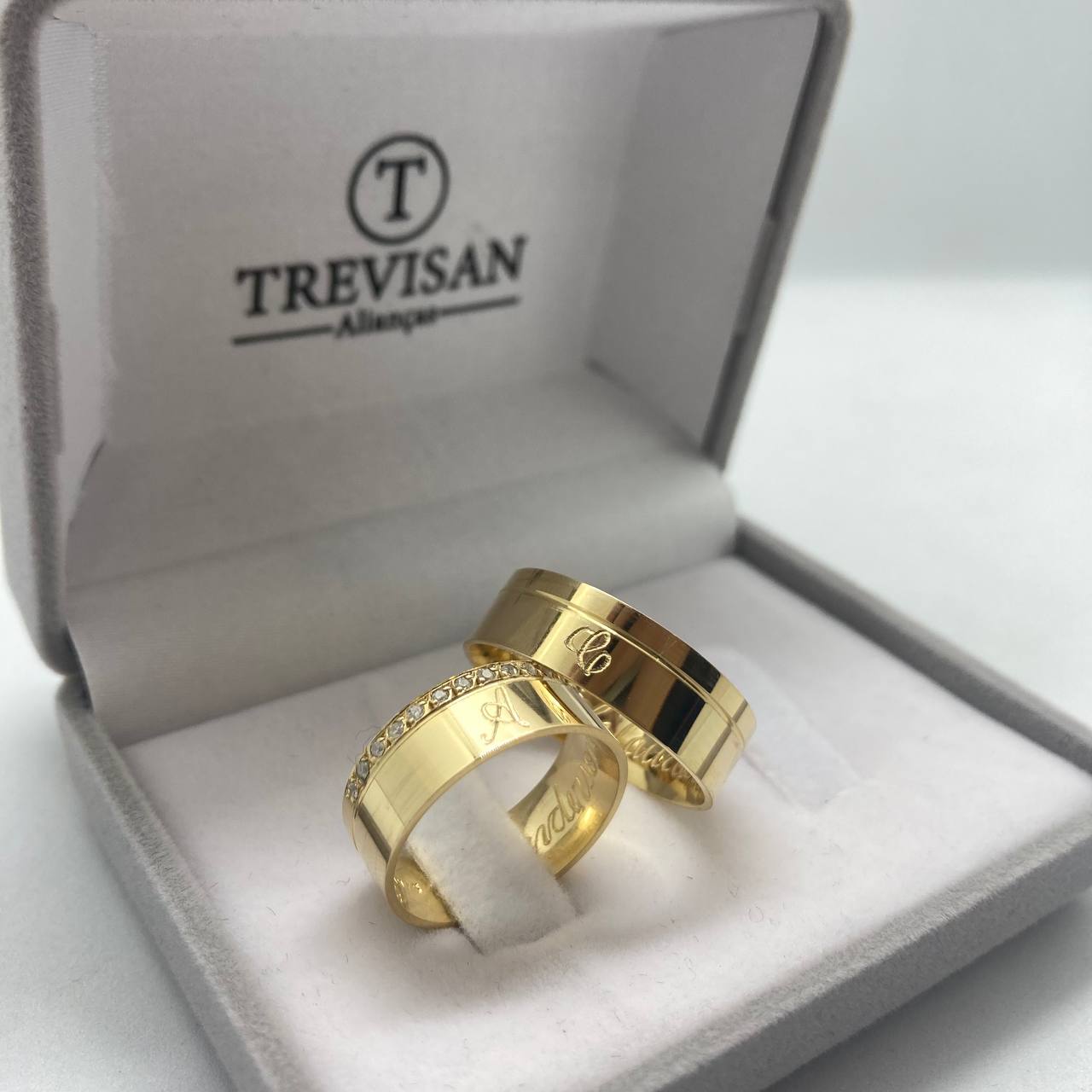 Par de Aliança Noivado/Casamento Ouro 750/18k - Catania 10mm Chanfrada –  Trevisan Alianças